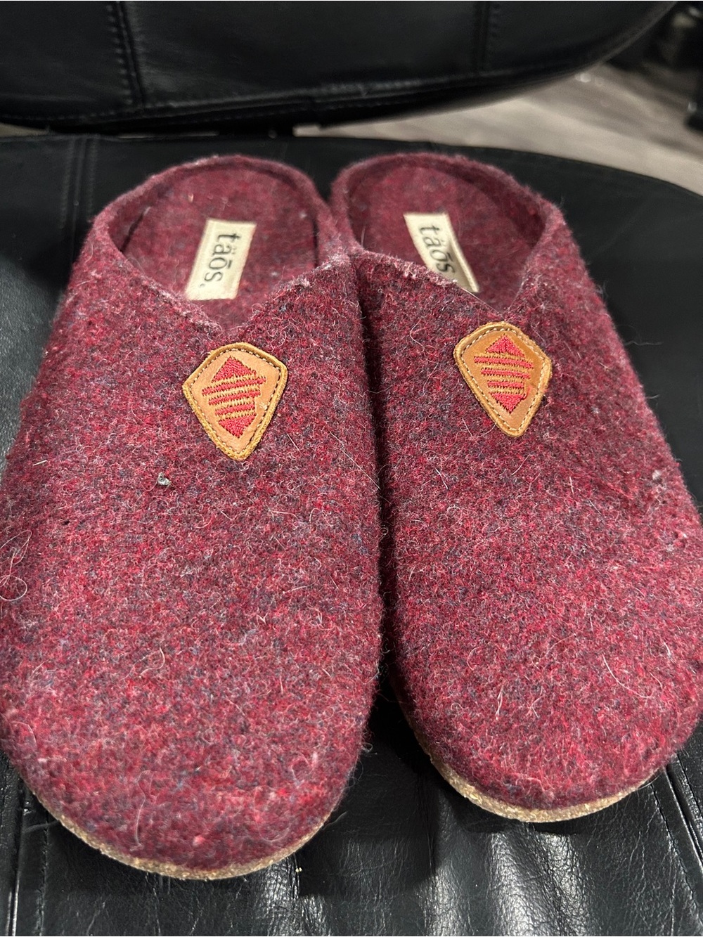Taos Footwear women’s Maroon Wool Slip-On Slippers no size measures to a size 6